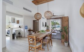 Destination Jelly / Playa Coral Condo